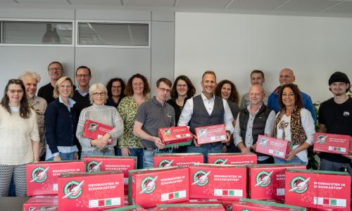 Bild zeigt alle Teilnehmer der Packparty für die Aktion Weihanchten im Schuhkarton